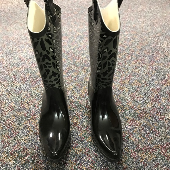 New Women’s Rain boots - Picture 2 of 6